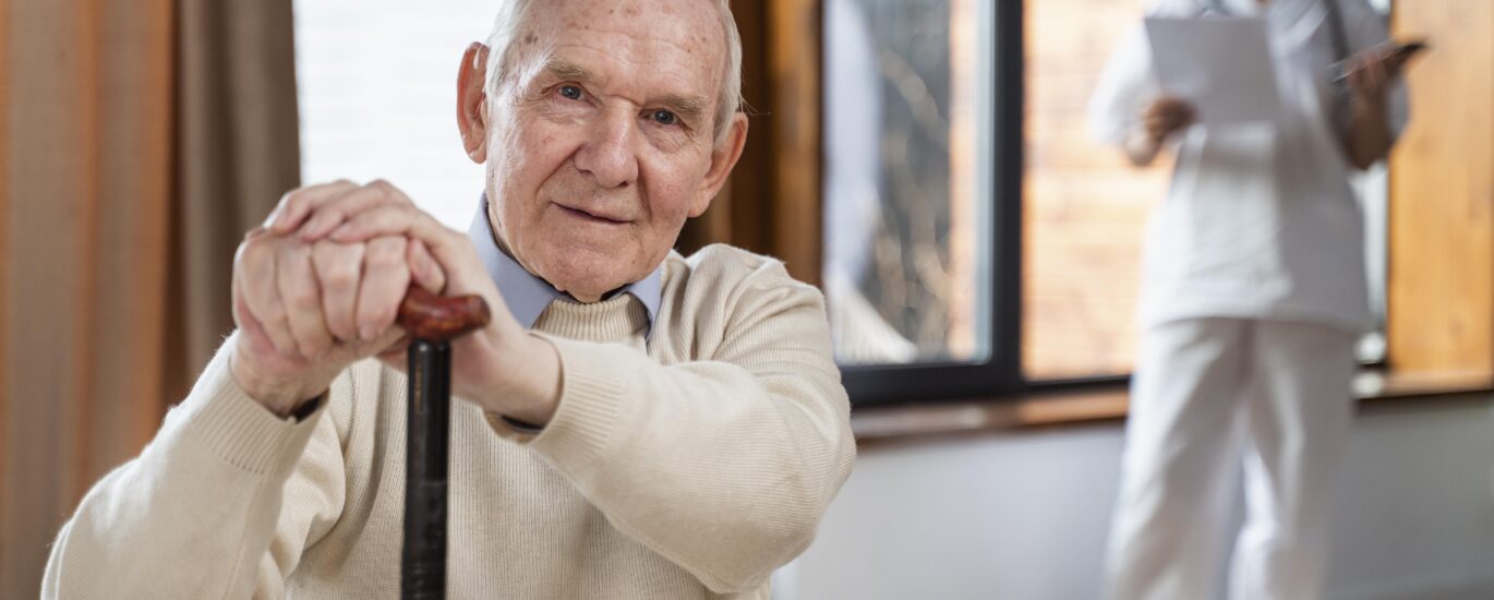 Tratamento para sarcopenia: paciente em exercícios terapêuticos para prevenir a perda muscular no PASO.
