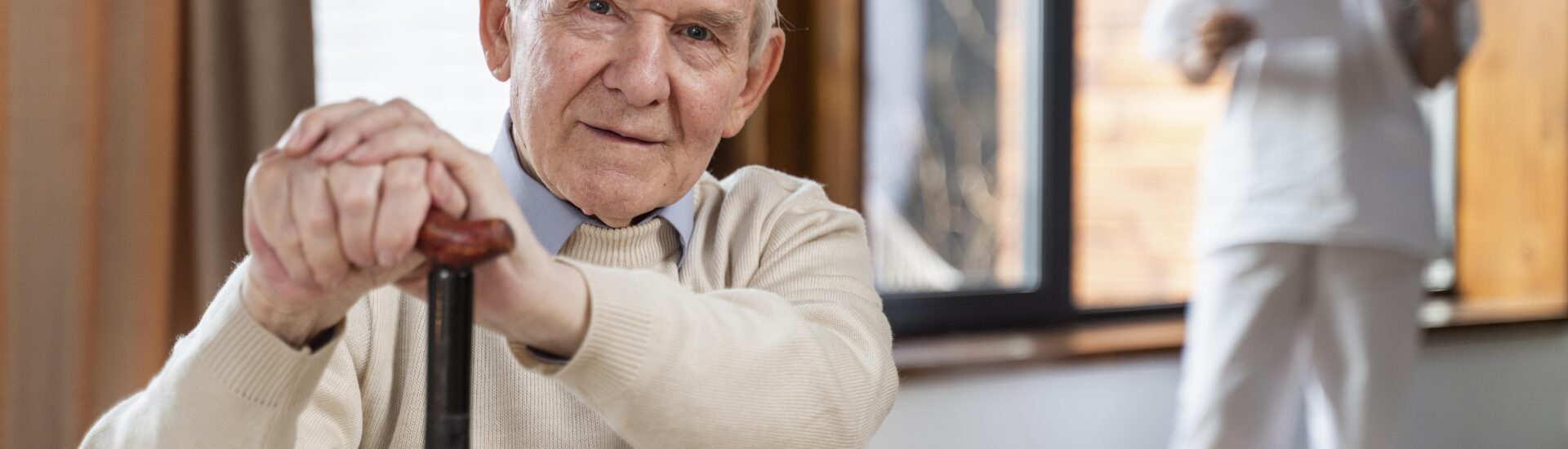 Tratamento para sarcopenia: paciente em exercícios terapêuticos para prevenir a perda muscular no PASO.