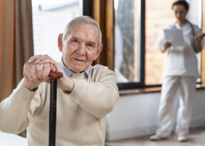 Tratamento para sarcopenia: paciente em exercícios terapêuticos para prevenir a perda muscular no PASO.