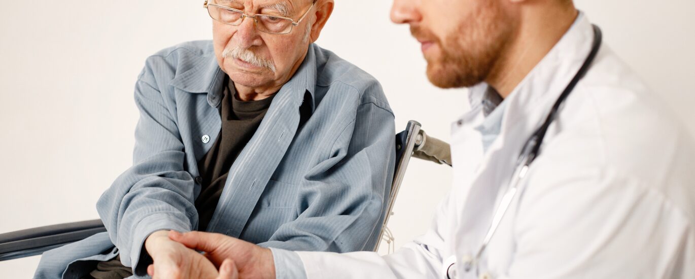 Médico especialista em artrose realizando consulta para tratamento no PASO.