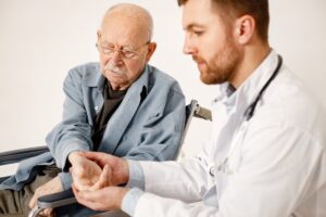 Médico especialista em artrose realizando consulta para tratamento no PASO.