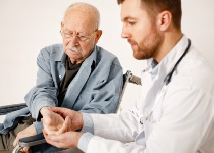 Médico especialista em artrose realizando consulta para tratamento no PASO.
