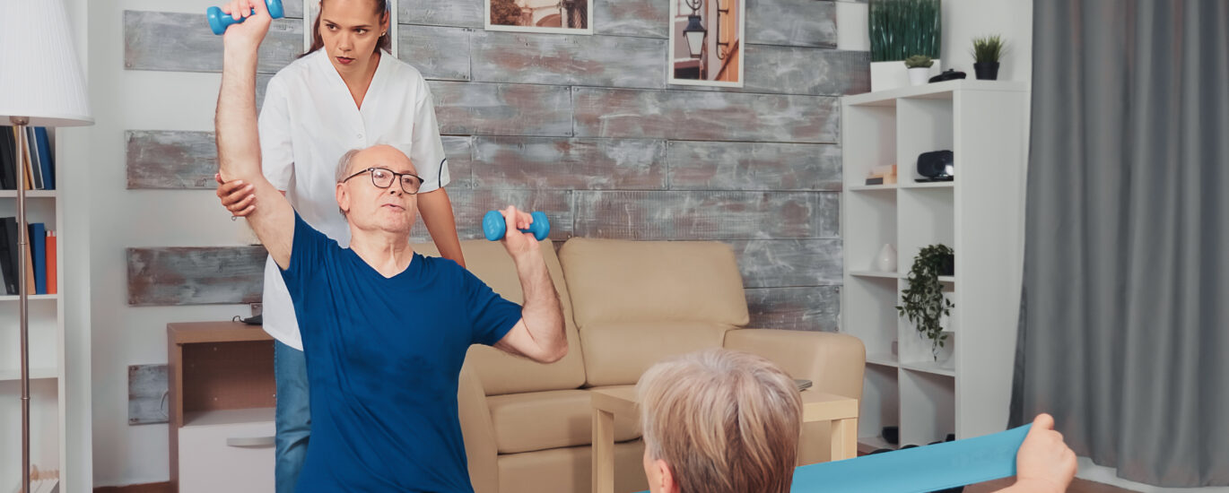 Paciente realizando exercícios terapêuticos para osteoporose e sarcopenia no PASO - Programa de Artrose, Sarcopenia e Osteoporose