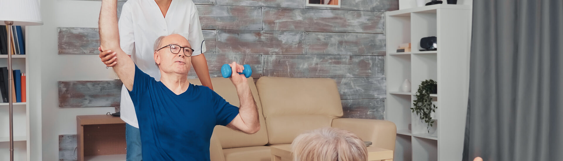 Paciente realizando exercícios terapêuticos para osteoporose e sarcopenia no PASO - Programa de Artrose, Sarcopenia e Osteoporose