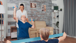 Paciente realizando exercícios terapêuticos para osteoporose e sarcopenia no PASO - Programa de Artrose, Sarcopenia e Osteoporose