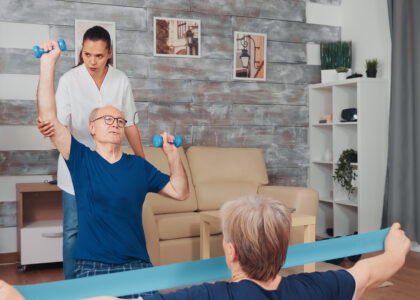 Paciente realizando exercícios terapêuticos para osteoporose e sarcopenia no PASO - Programa de Artrose, Sarcopenia e Osteoporose